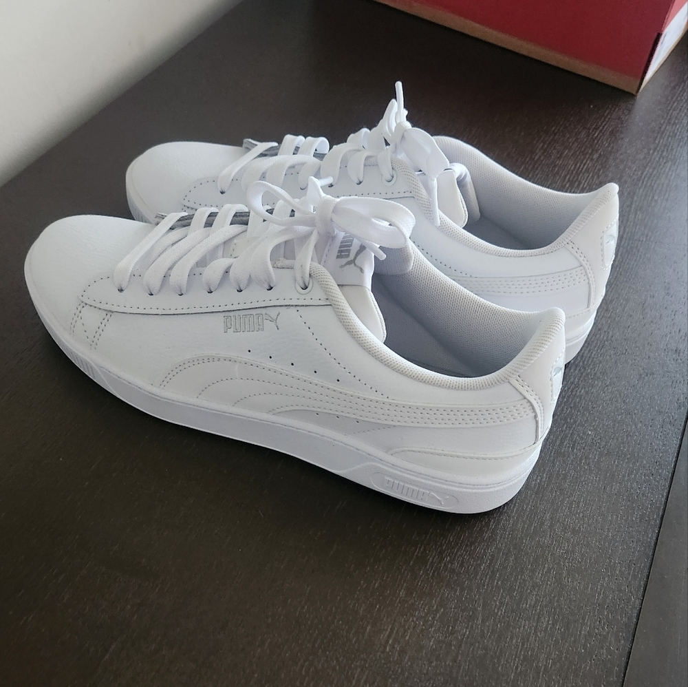 NWT PUMA Vikky Lthr Sneakers